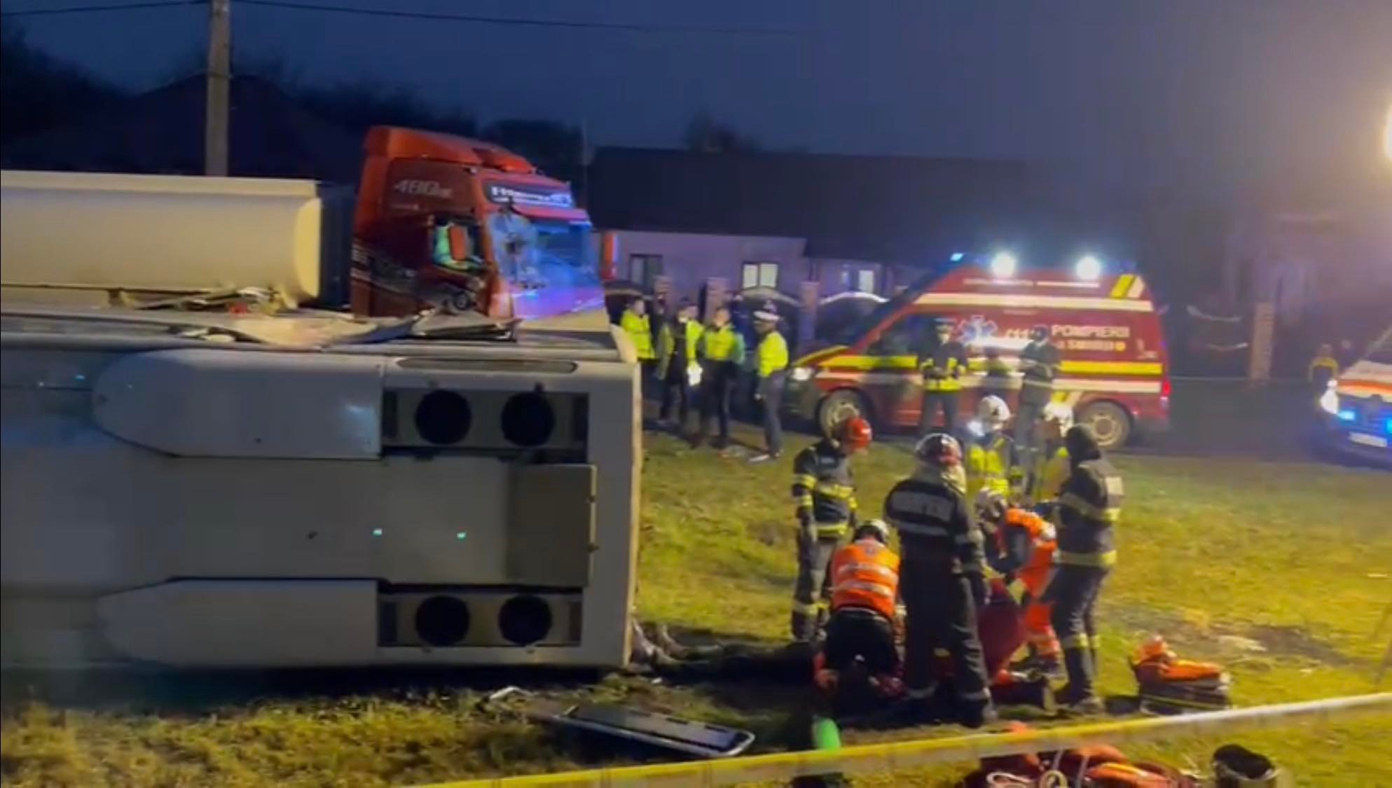 Accident grav cu 15 victime, între care un mort, după ce un autocar a lovit o autocisternă în Bistrița Năsăud