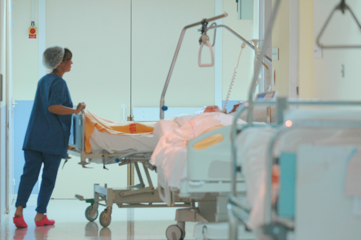 Plângere penală pentru medicul care a operat un pacient pe partea greșită a capului. Managerul spitalului: A încurcat stânga cu dreapta