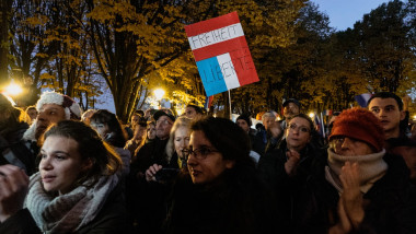 Oameni la un protest în fața ambasadei austriece din Paris.