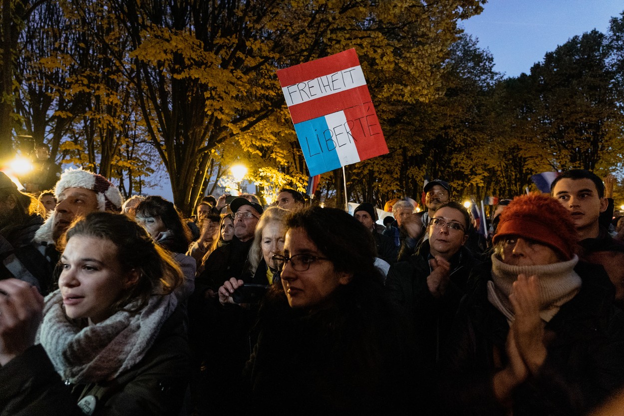 Proteste la Paris faţă de restricţiile impuse persoanelor nevaccinate în Austria