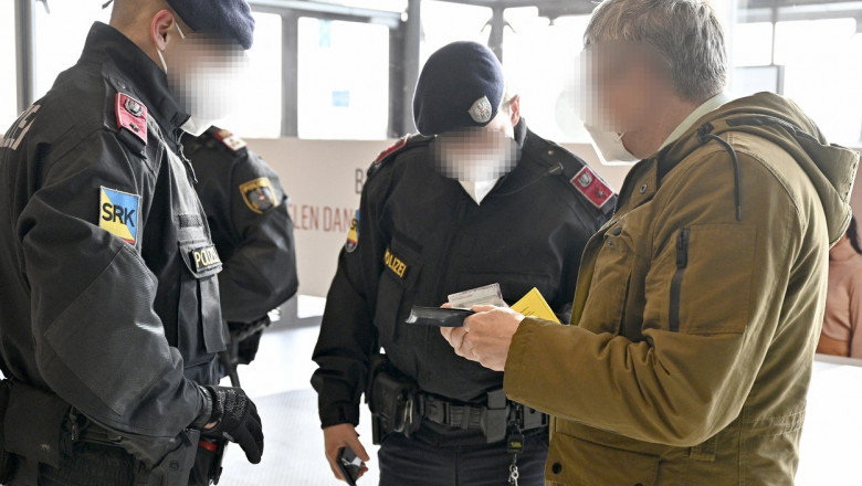 Polițiști austrici, control în pandemie.