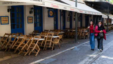 restaurante cu terase închise în Grecia și două trecătoare