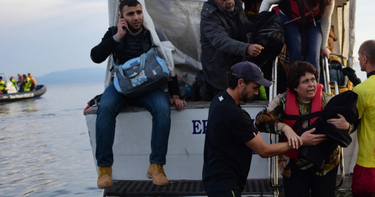 Ξεκινά στην Ελλάδα η δίκη 24 εργαζομένων που κατηγορούνται για κατασκοπεία μετά τη διάσωση προσφύγων: «Έχετε πολιτικά κίνητρα»
