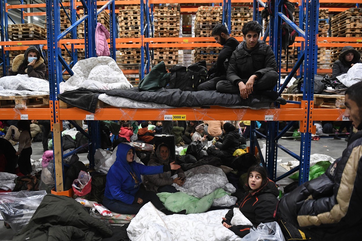 Migranţii de la granița dintre Belarus şi Polonia au fost luați din tabăra improvizată și mutaţi într-un hangar