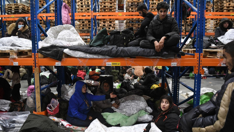 Migranţii aflați în tabăra improvizată de la granița dintre Belarus și Polonia au fost mutaţi într-un centru logistic din apropiere