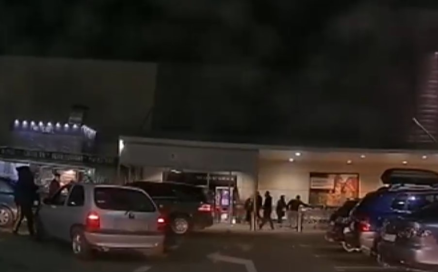 VIDEO. Bătaie în fața unui hipermarket pentru un loc de parcare