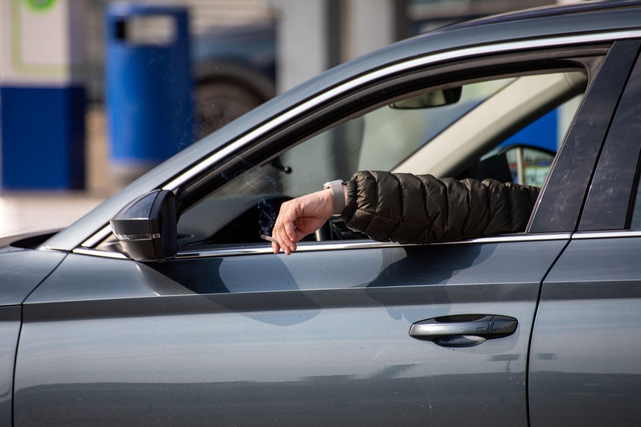 Un șofer a fost amendat cu 15.000 lei după ce a aruncat un chiştoc de ţigară pe geamul maşinii