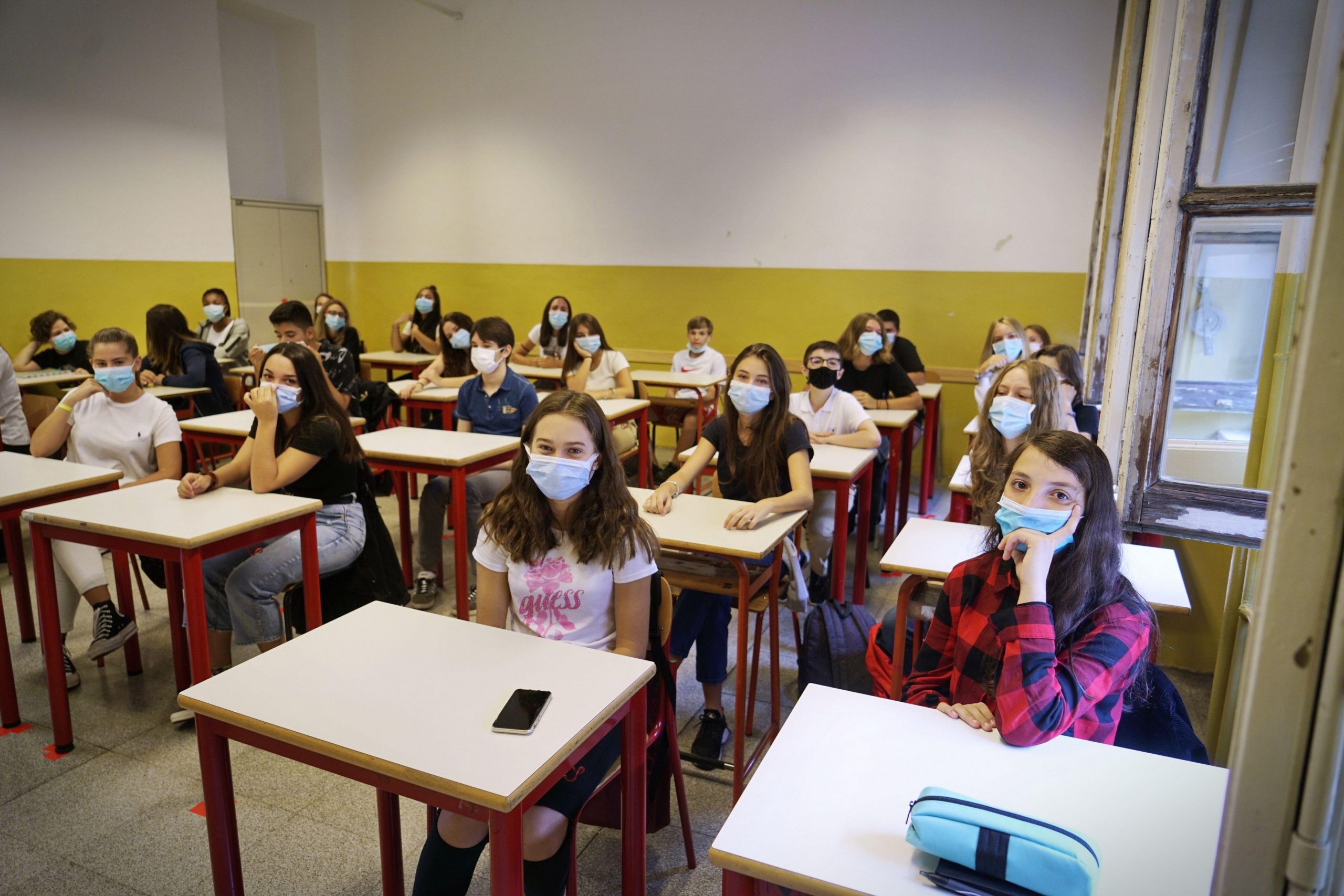 Sute de mii de elevi rămân fără bursa de merit după un ordin al Ministerului Educației