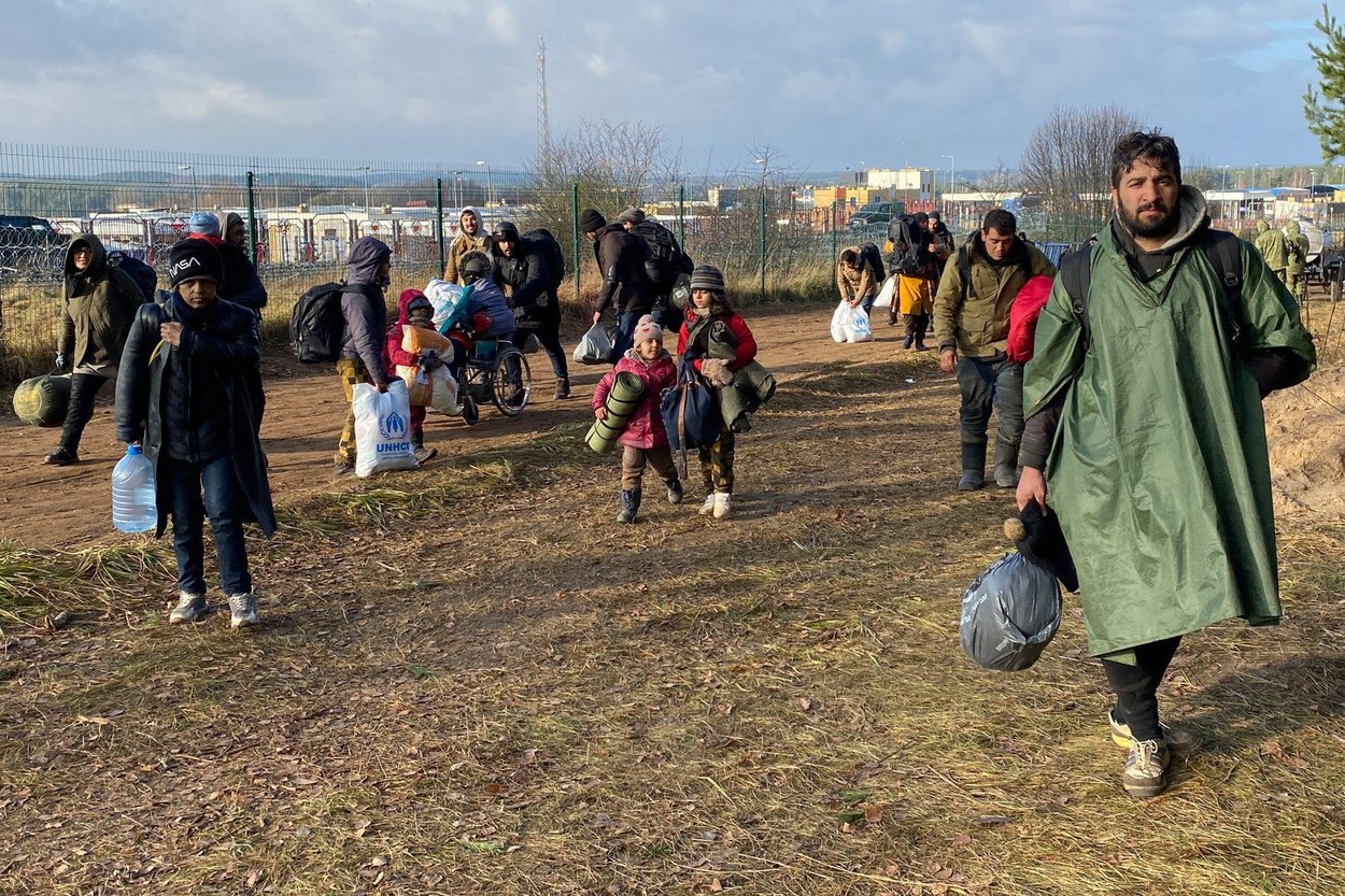 Polonia acuză Belarusul că a adus din nou migranți la graniță cu camioanele, la câteva ore după ce i-a mutat într-un hangar