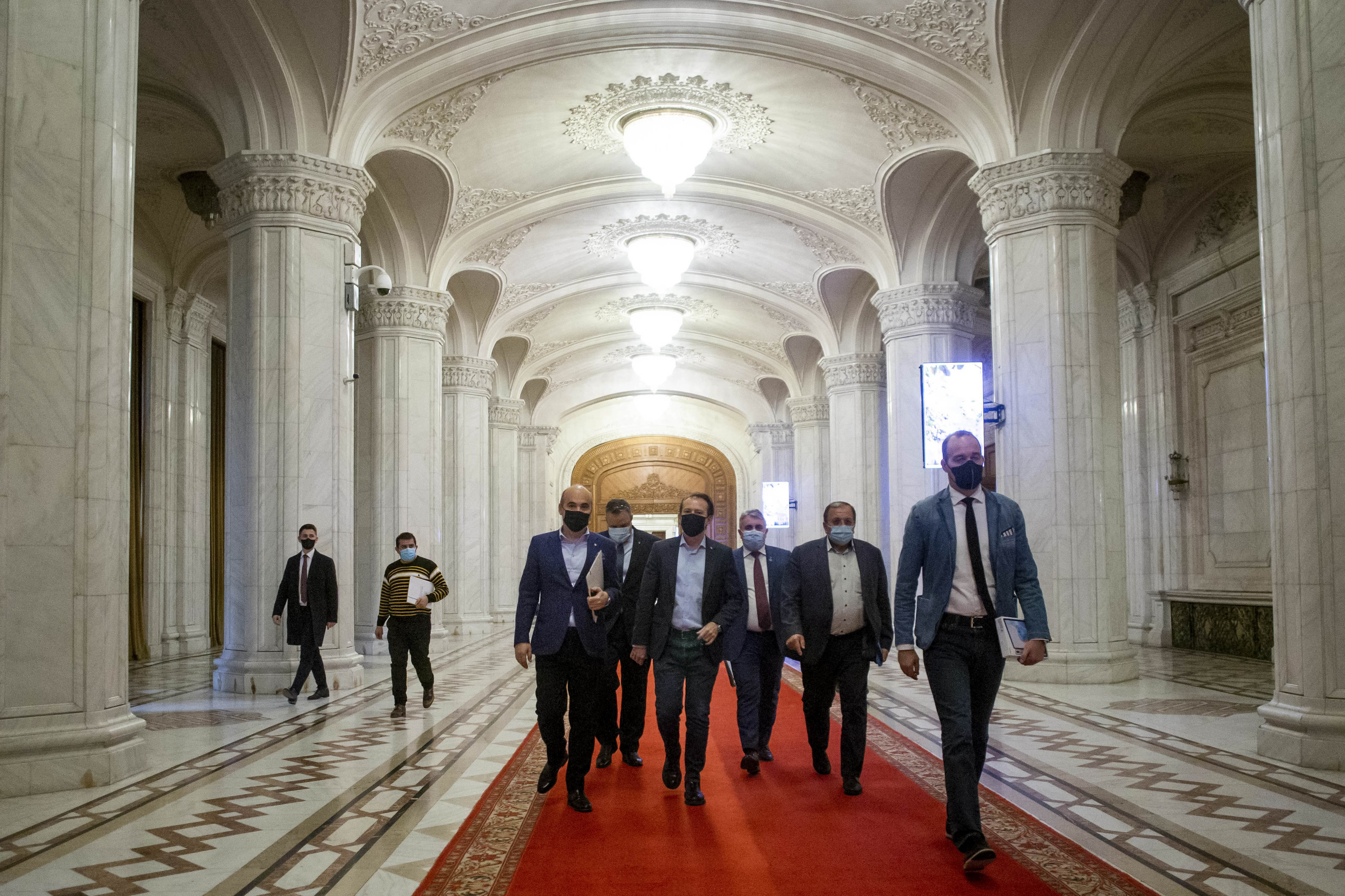 UPDATE Criză în Coaliția PSD-PNL-UDMR. Liberalii pun condiție la negocieri: ministerul Transporturilor sau ministerul Dezvoltării