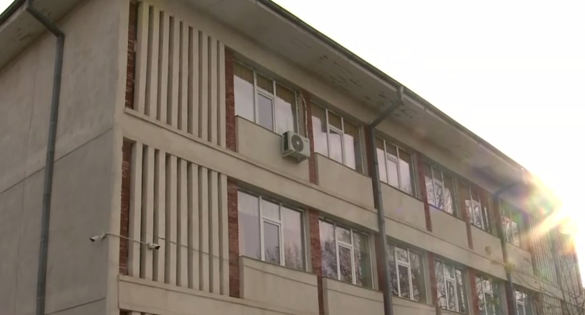O elevă care a rămas încuiată în clasă a sărit pe fereastră. Învățătoarea povestește cum a fost salvată. Părinții nu depun plângere