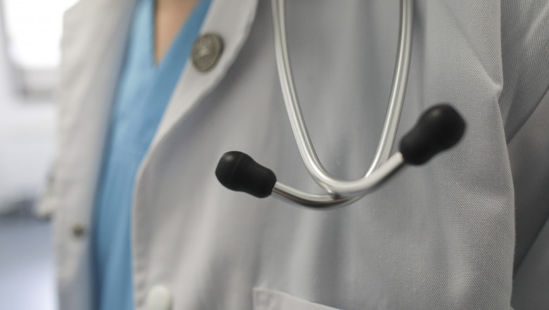 Nouă metodă de fraudă. Medicii de familie înregistrează teste Covid fals pozitive ca pacienții să aibă certificat de trecere prin boală