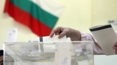 o Femeie introduce un buletin de vot într-o urnă la alegerile din Bulgaria.
