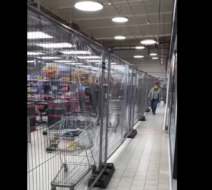 Gard metalic de doi metri, montat în hipermarket pentru a separa persoanele vaccinate de cele nevaccinate. Măsura a provocat scandal