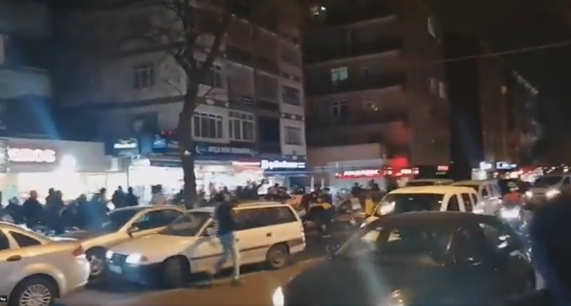 În Turcia, toată lumea stă cu ochii pe liră. "Ne scufundăm, nu putem dormi de frică. Și când cumpărăm hârtie igienică calculăm atent"
