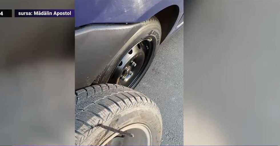 Pericolele de pe străzile Capitalei. Un șofer a găsit în roata de la mașină o așchie de metal desprinsă din șina de tramvai