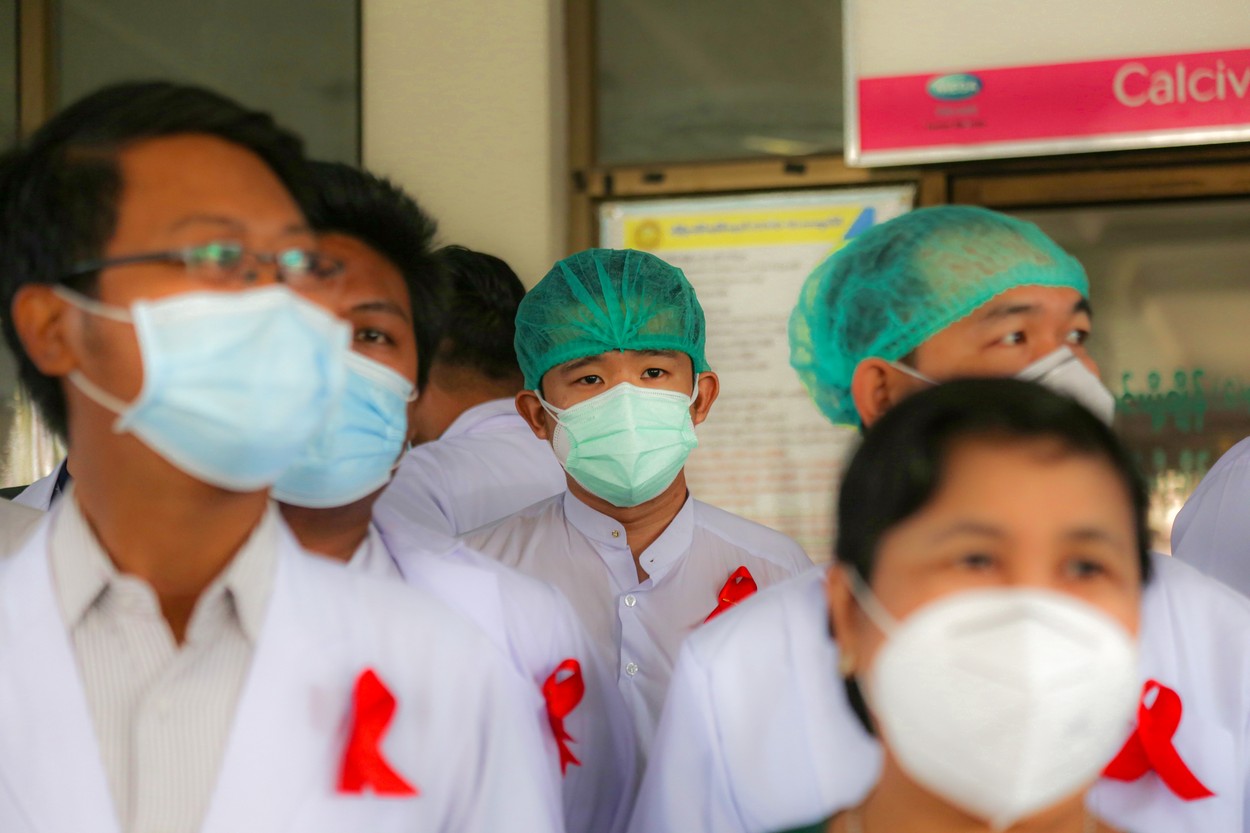 Armata din Myanmar a arestat 18 medici și asistenți, despre care spun că au tratat "terorişti" într-o biserică