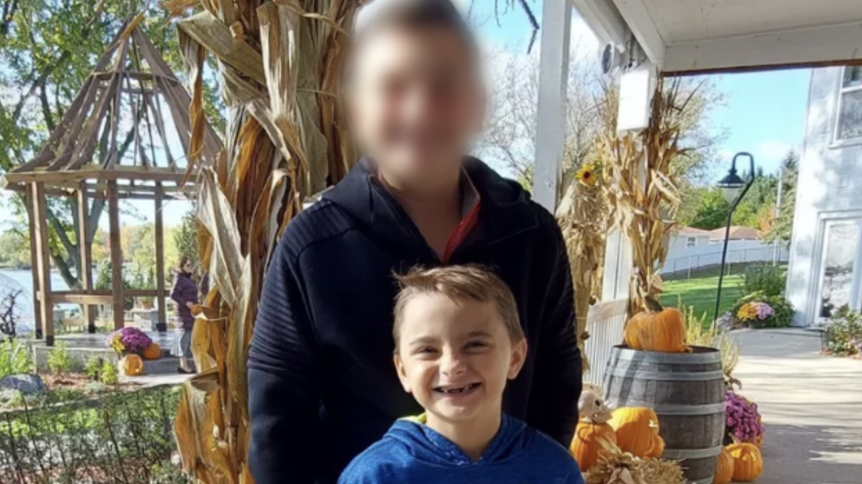 Un copil, a şasea victimă a tragediei din SUA, unde un bărbat a intrat cu mașina în mulţime la o paradă de Crăciun
