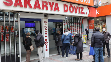 oameni la casele de schimb valutar in turcia