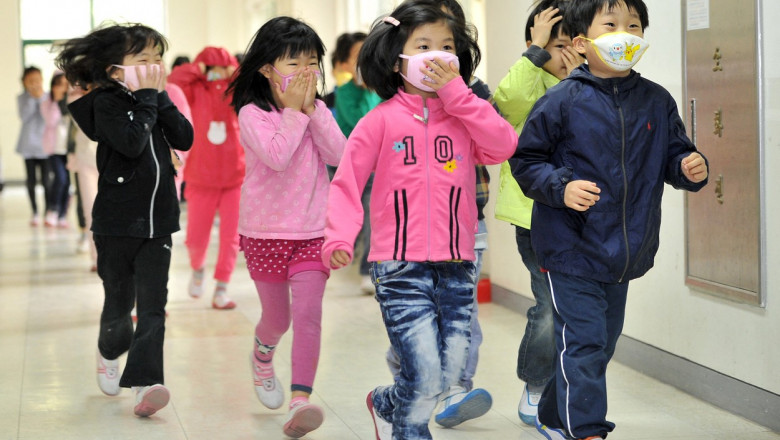 copii cu masti la scoala in coreea de sud