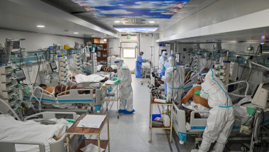 Pacienți și medici într-o secție Covid.