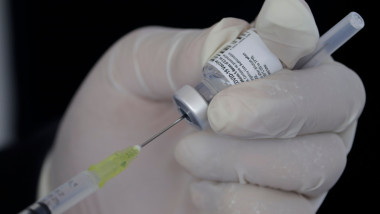 O seringă este umplută cu ser de vaccin dintr-o doză.