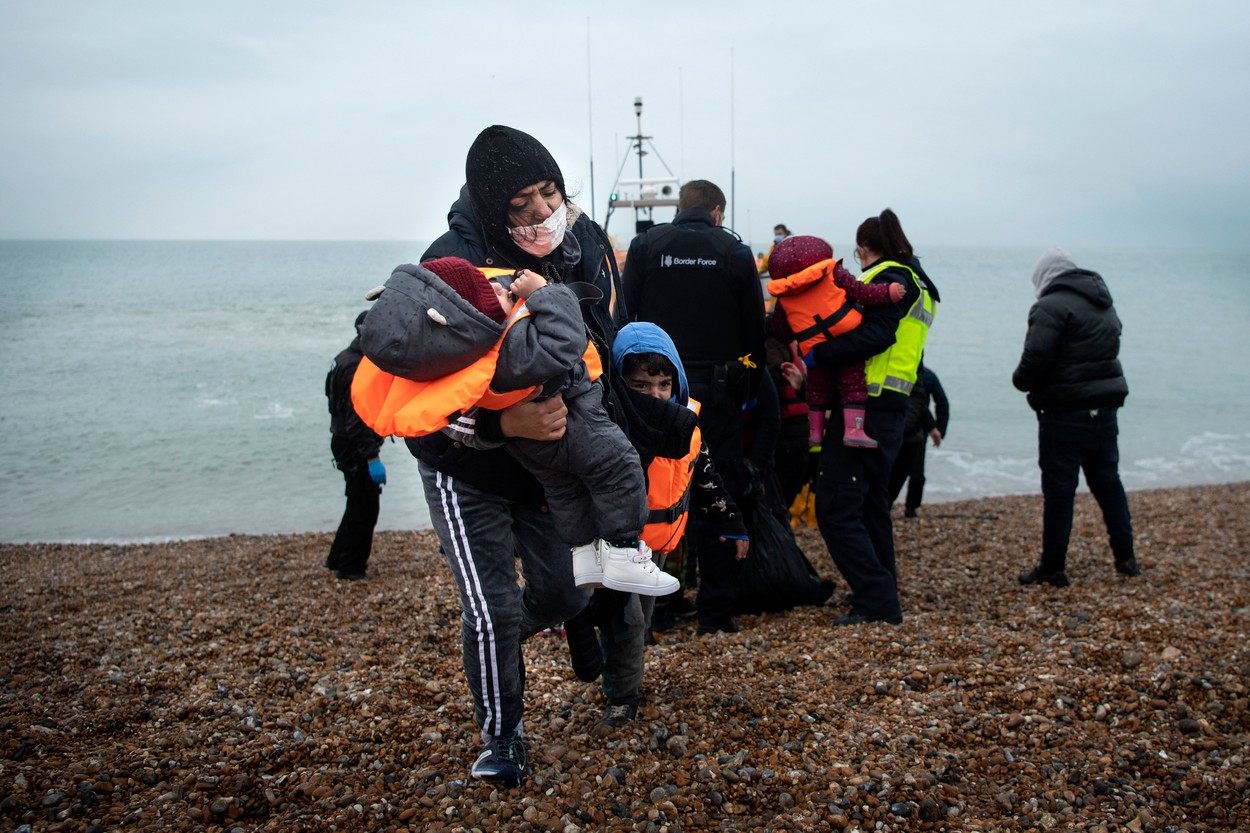 Tragedie în Canalul Mânecii: 31 de migranți au murit înecați. Macron cere ședința de urgență: „Canalul nu va ajunge un cimitir”
