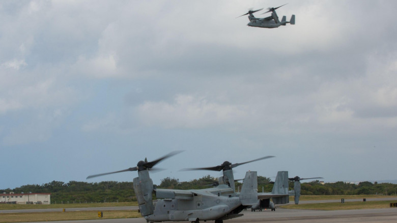 Aeronave Osprey aparținând US Marine zboara la baza Futenma
