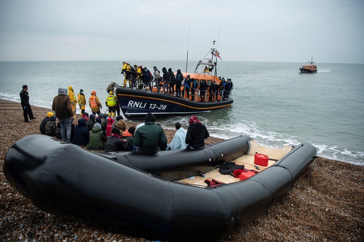 Raport: Migranții care au traversat Canalul Mânecii pentru a ajunge în Marea Britanie au fost tratați „inacceptabil”