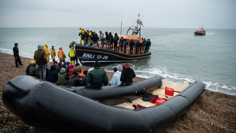 Migranți salvați după ce barca lor s-a scufundat în Canalul Mânecii.