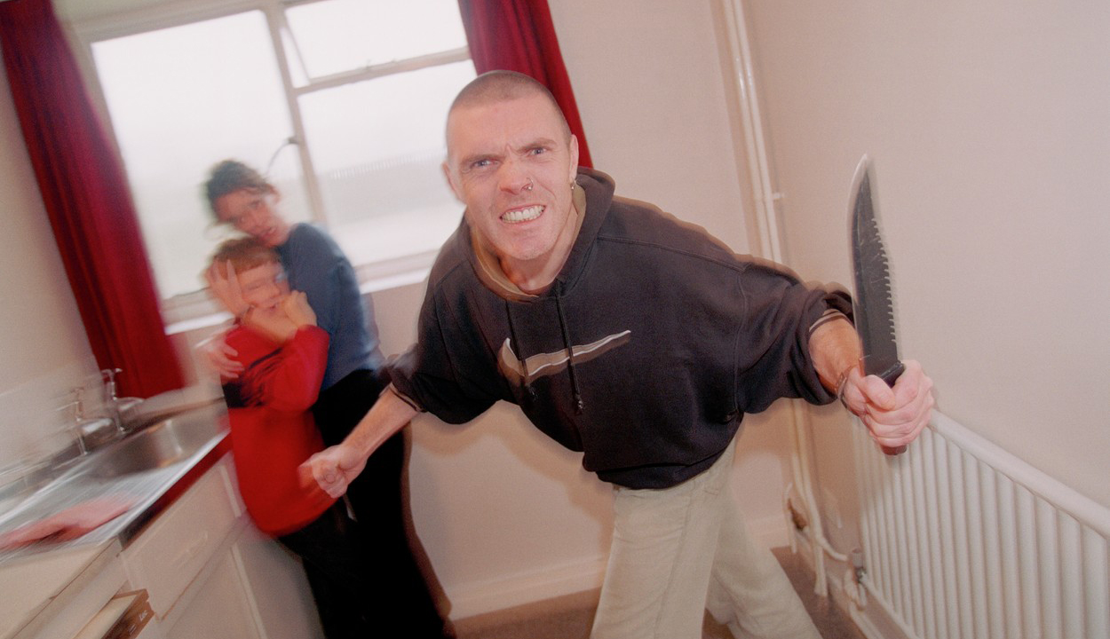 Care este legătura dintre violenţa domestică şi riscul de radicalizare (studiu)