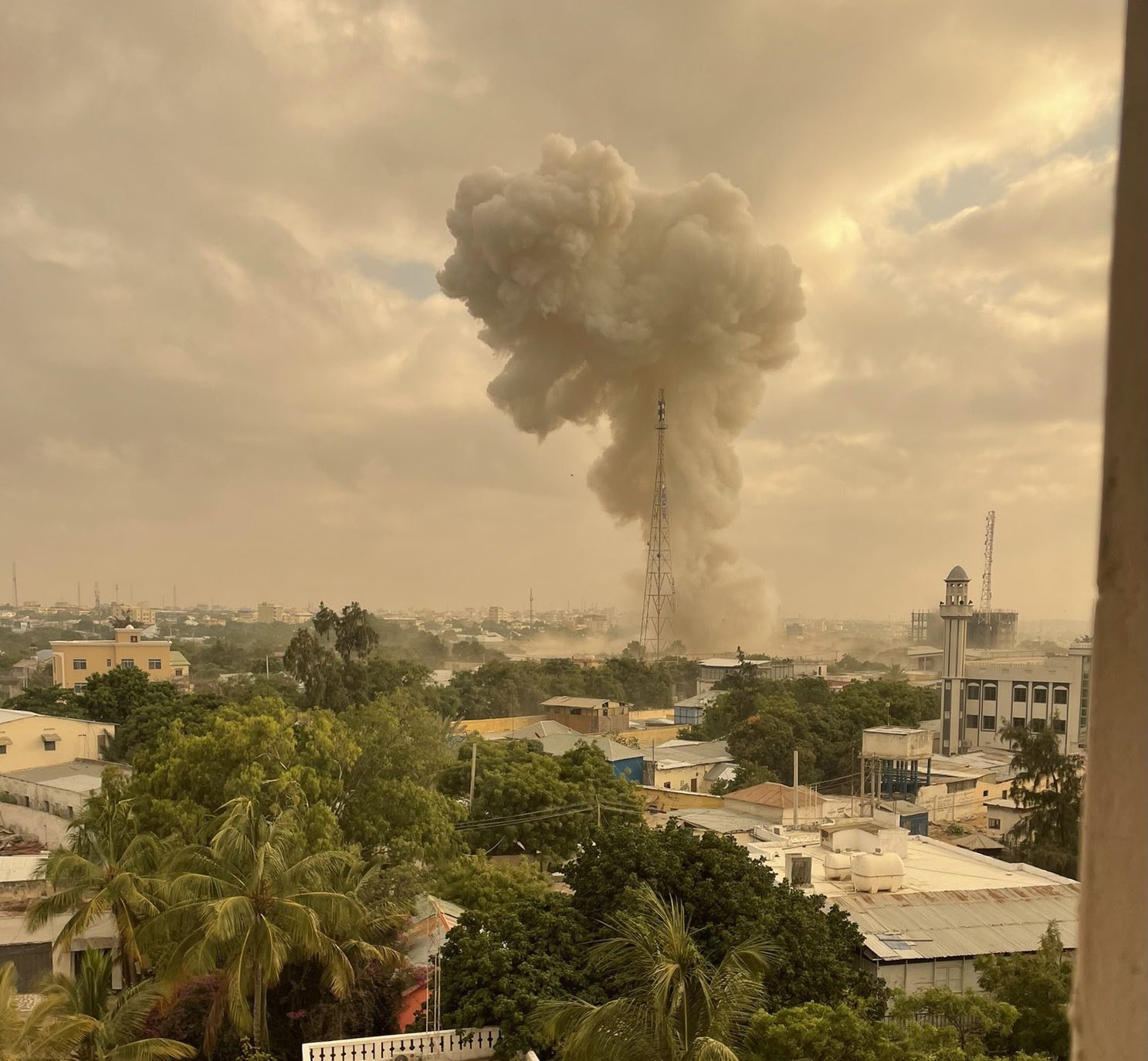 O explozie masivă a zguduit capitala Somaliei. Cel puțin 8 oameni au murit, 13 copii au fost răniți