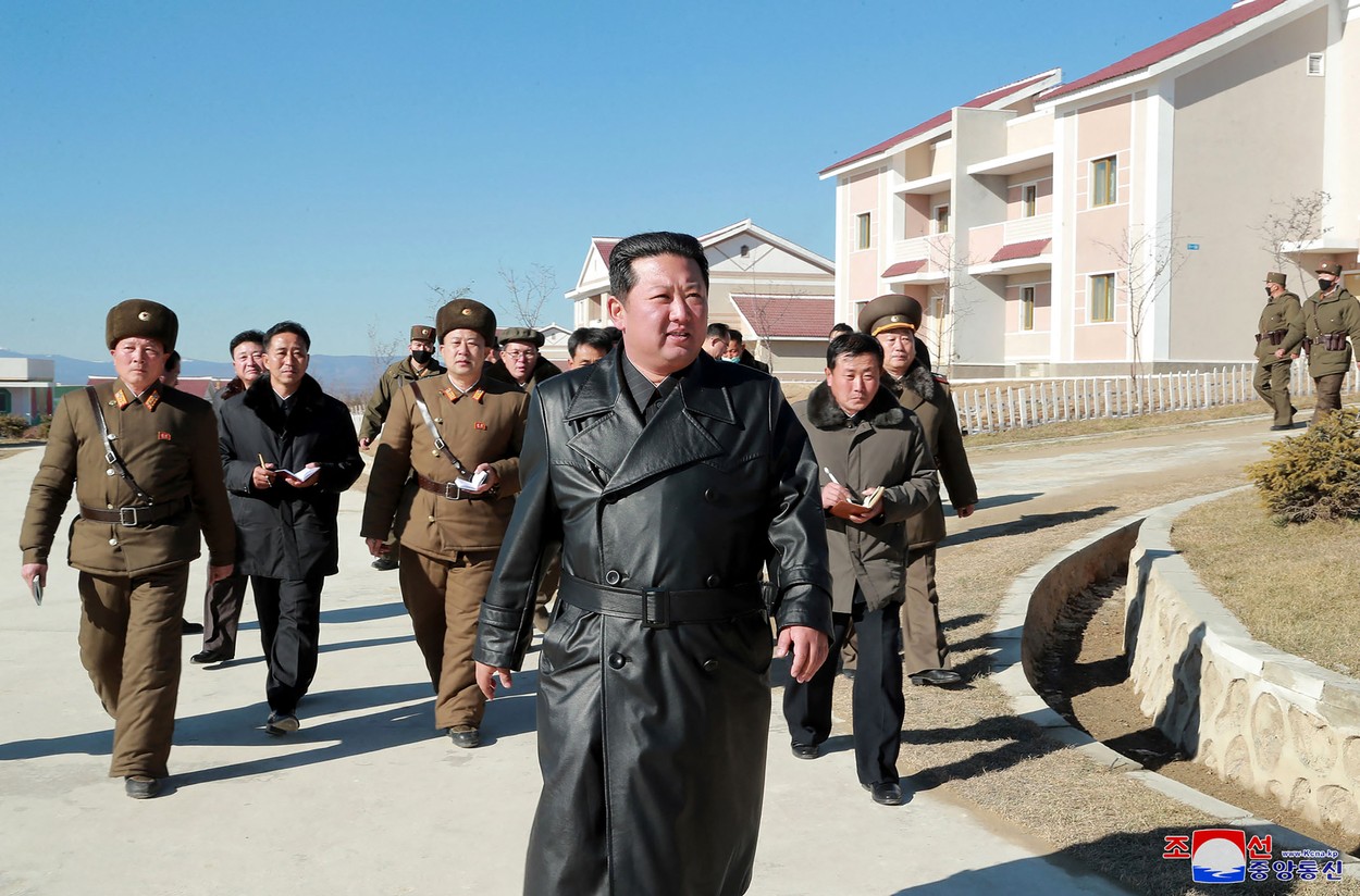 Kim Jong-un le-a interzis nord-coreenilor să îmbrace haine de piele, ca să nu arate ca el