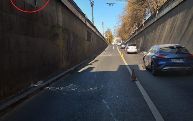Părți din peretele lateral al Pasajului Unirii din Capitală au început să cadă. Traficul a fost restricționat