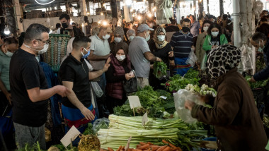 oameni cu masca in piata de legume