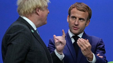 Emmanuel Macron gesticulează vorbind cu Boris Johnson