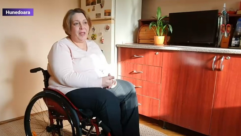 femeie in scaun cu rotile