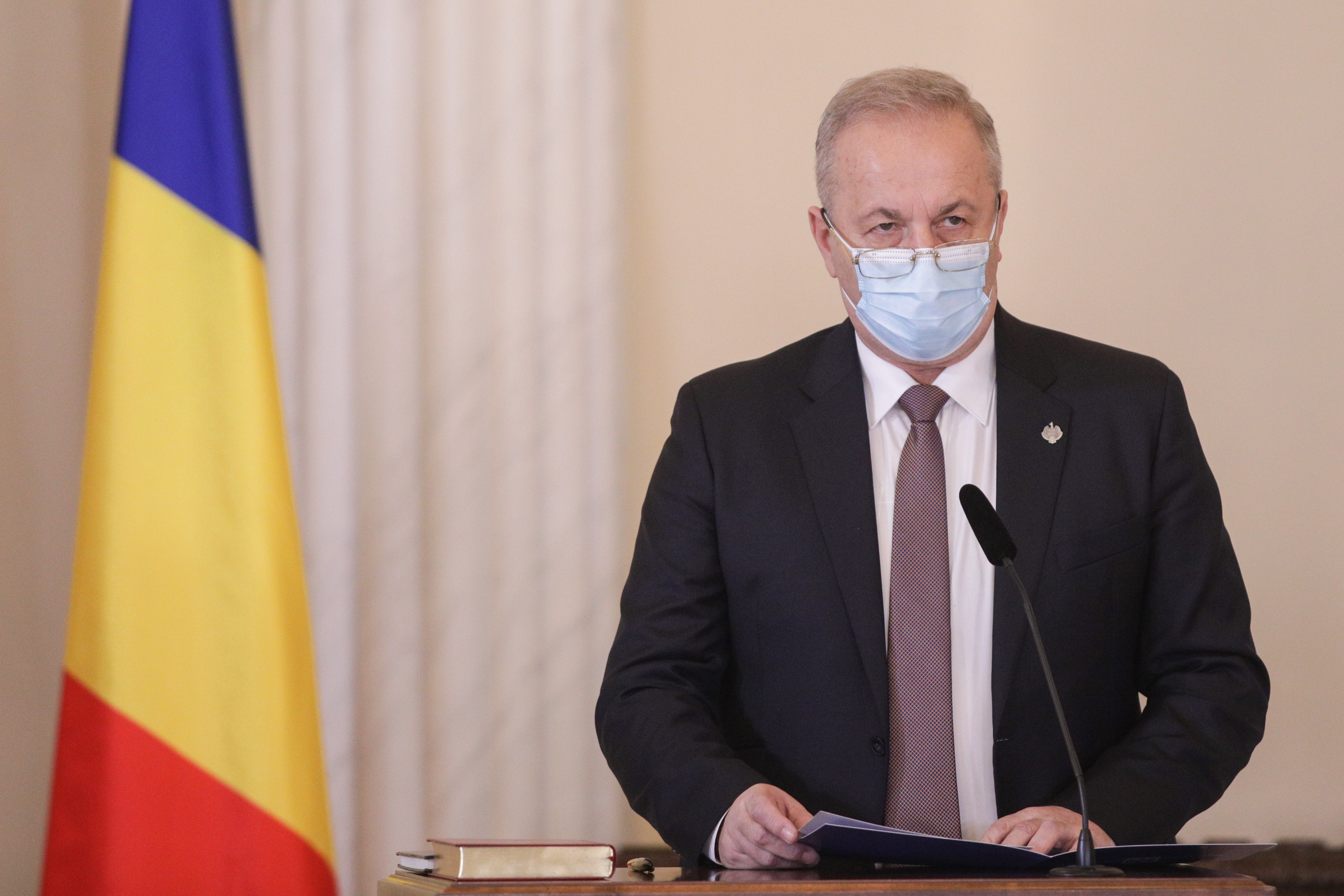 Vasile Dîncu a preluat, oficial, Ministerul Apărării de la Nicolae Ciucă: „Sunt emoționat. E cea mai importantă misiune din viața mea”