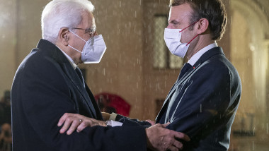 Mattarella și Macron se îmbrățișează