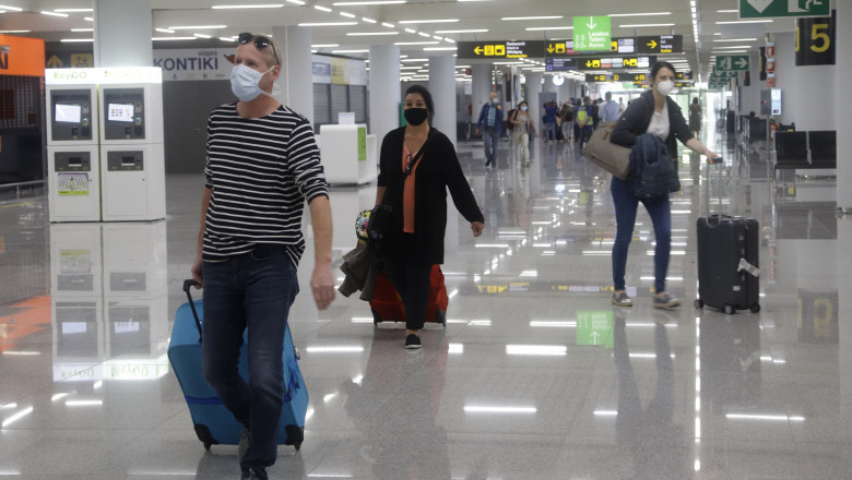 pasageri cu bagaje in aeroport