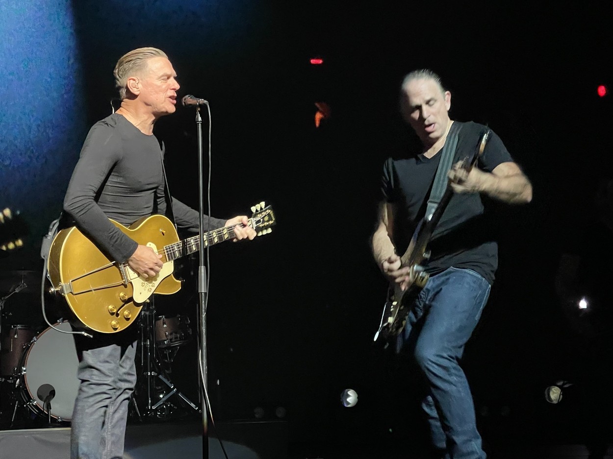 Bryan Adams, testat pozitiv la COVID pentru a doua oară într-o lună