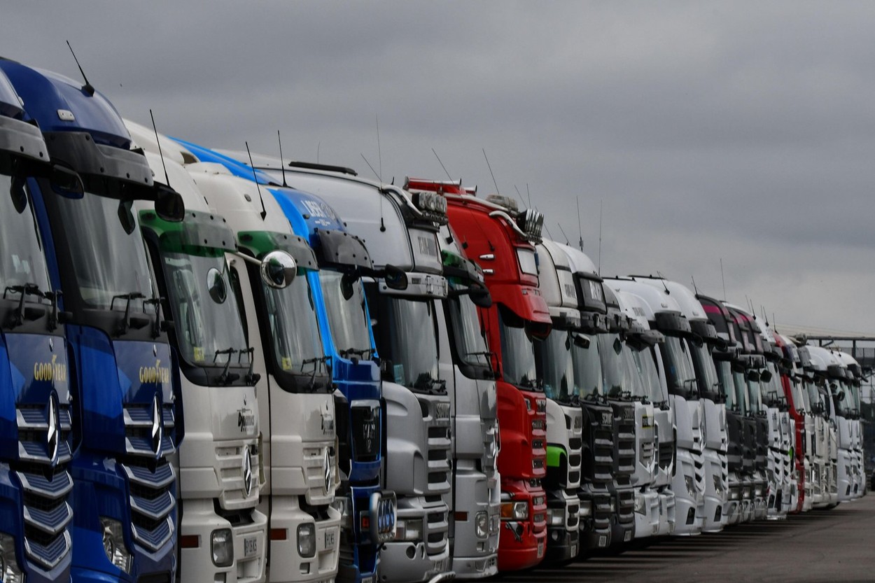 30 de camionagii români au dat lovituri de 2,5 milioane de euro în Europa, furând produse de lux din alte camioane