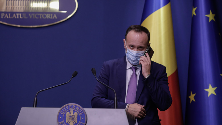ministrul financtelor adrian caciu cu masca la o conferinta de presa la guvern
