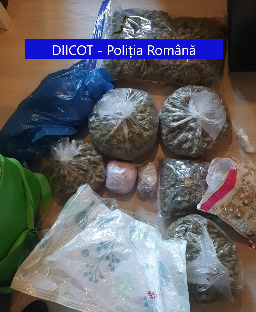 Droguri livrate prin curier. Ce însemna o "pizza vegetariană medie" sau o "sticlă de șampanie"