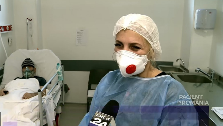 un medic intr-un salon unde un pacient in varsta are o masca de oxigen