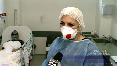 un medic intr-un salon unde un pacient in varsta are o masca de oxigen