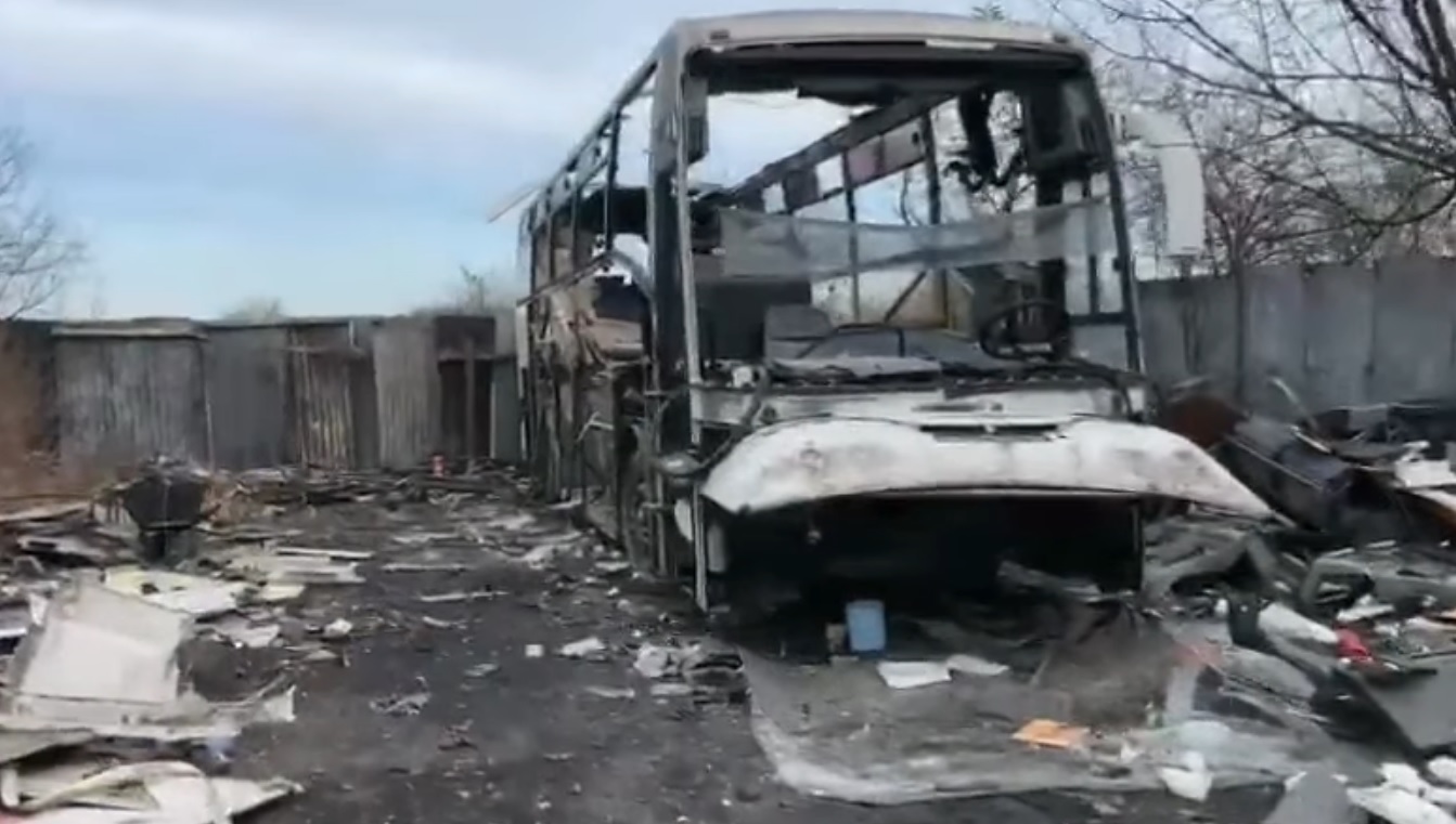 Tone de deșeuri au fost descoperite cu drona, în Sintești. Într-o curte se dezmembra un autocar