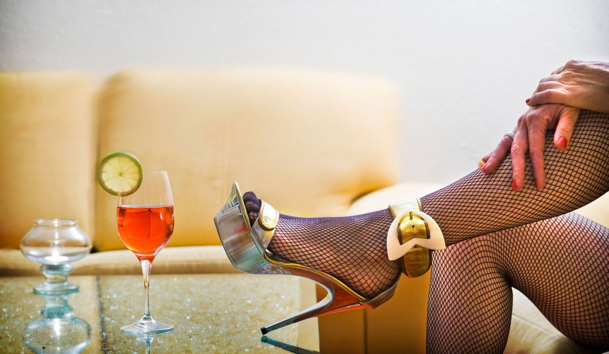 Bărbat amendat că nu a respectat carantina obligatorie, după ce o prostituată a sunat la 112. Cei doi nu s-au înțeles la bani