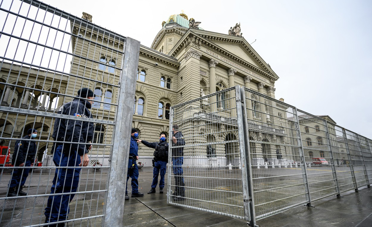 Elvețienii adoptă prin referendum introducerea certificatului sanitar