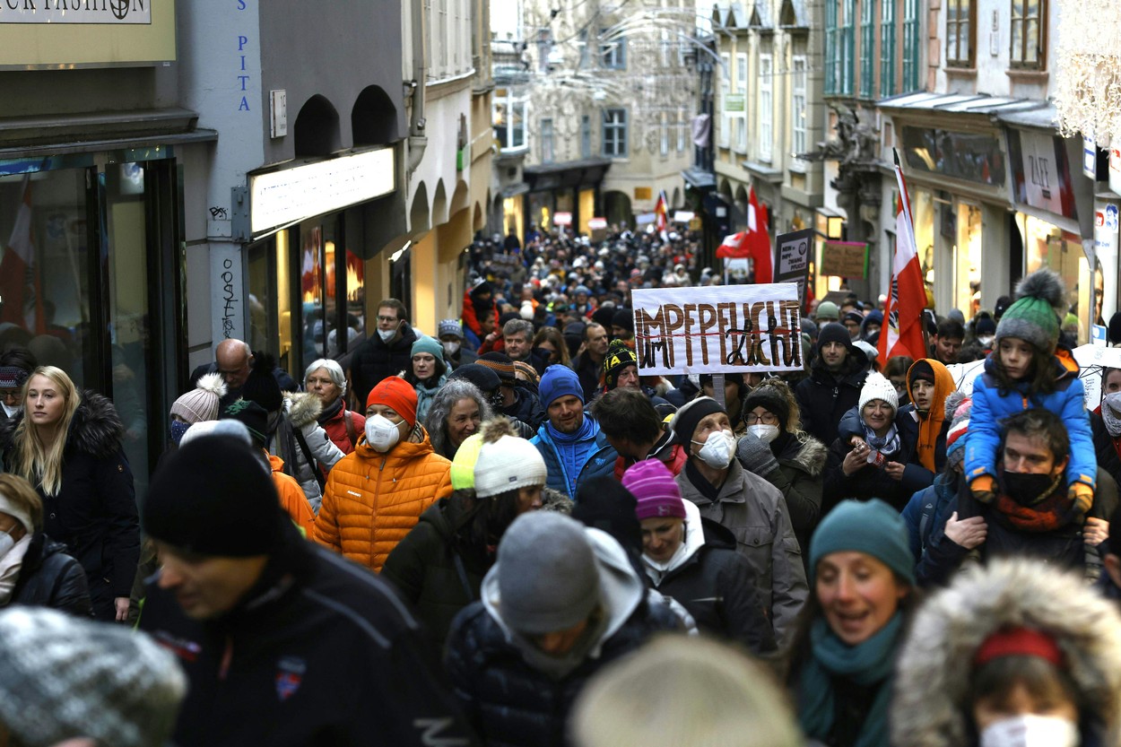 Zeci de mii de oameni au protestat din nou în Austria împotriva vaccinării obligatorii anti-Covid, deși țara se află în lockdown